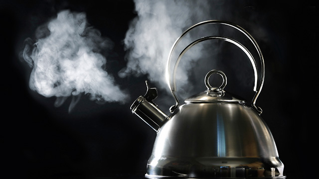 what temperature does a kettle boil