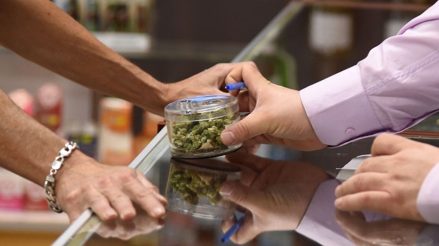 Cannabis buds are shown to a customer at a dispensary in Desert Hot Springs, California, on Jan. 1, 2018 – the day recreational marijuana sales became legal in the state. (Robyn Beck/AFP/Getty Images)