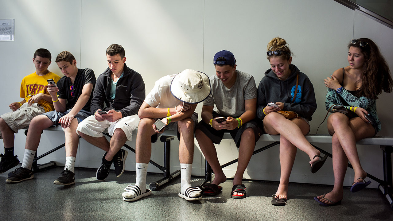 Most Us Teens Who Use Cellphones Do It To Pass Time Connect With 