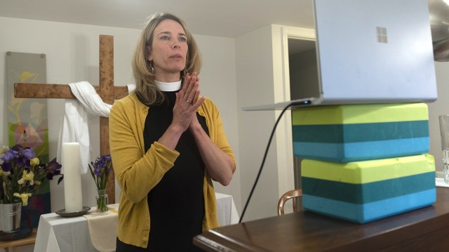 A Lutheran pastor speaks with parishioners before the start of online worship services conducted from the basement of her home. (Andrew Caballero-Reynolds/AFP via Getty Images)