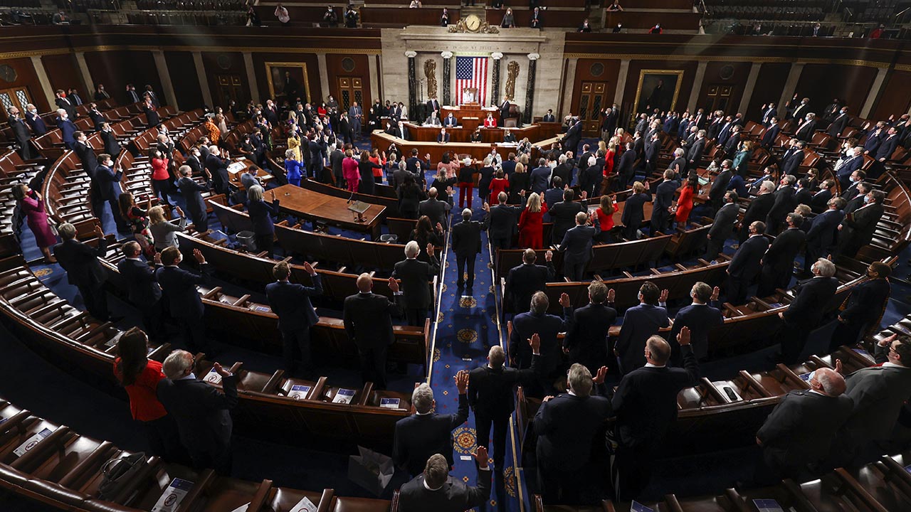 edustajainhuoneen puhemies Nancy Pelosi vannoo uusia kongressin jäseniä tammikuun 117.päivän kongressin ensimmäisessä istunnossa. 3, 2021. (Tasos Katopodis/Getty Images)