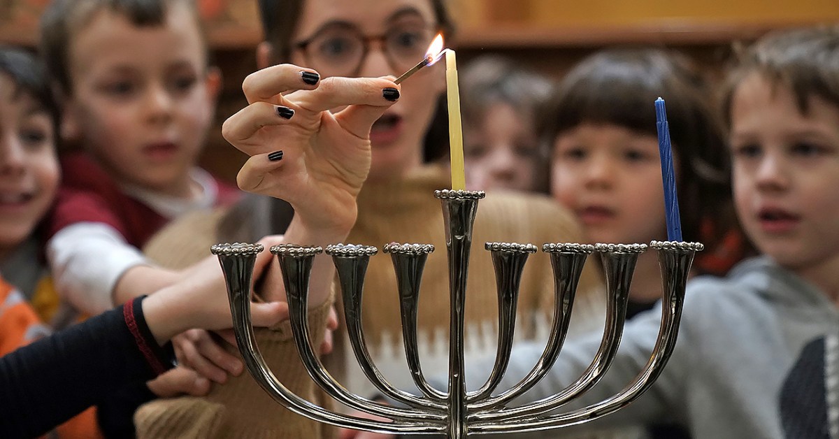 Rabbi Sarah Krinsky shows preschoolers how to light a menorah at Adas Israel Congregation in Washington, D.C. (Alex Wong/Getty Images)
