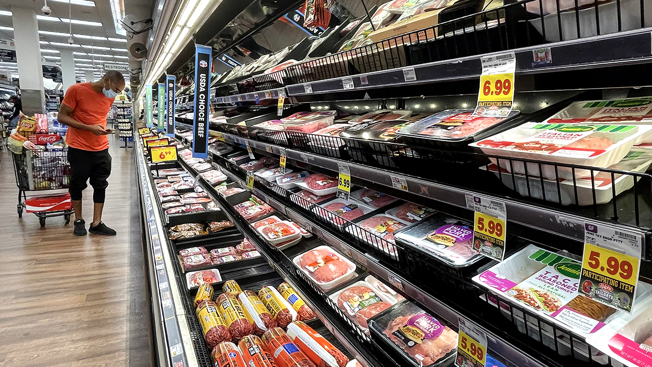 en shopper gennemsøger kødsektionen i en købmand i Los Angeles den Nov. 11, 2021.