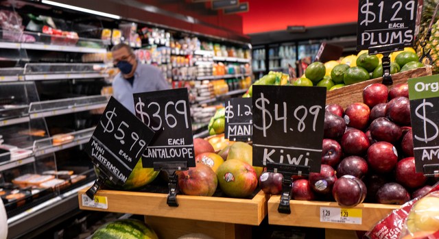 Les prix des produits sont affichés dans une épicerie le 10 juin 2022 à New York.