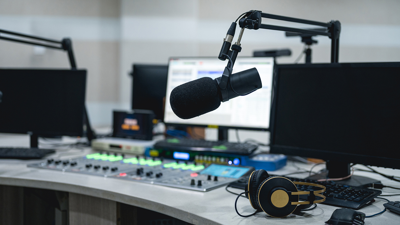 rådgive Mand sollys Key facts about the US radio industry and its listeners for National Radio  Day | Pew Research Center