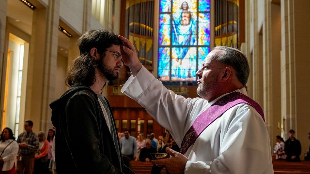 Ash Wednesday at the Co-Cathedral of the Sacred Heart in Houston. (Raquel Natalicchio/Houston Chronicle via Getty Images)