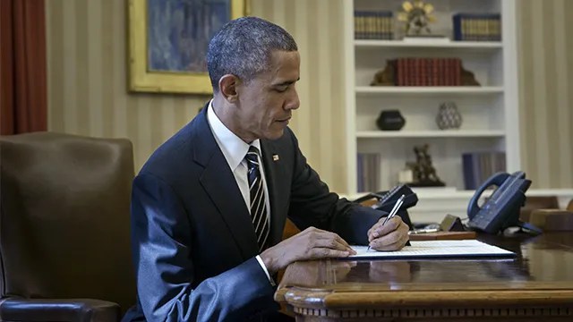 Obama signs an executive order in the Oval Office in March 2015. (Brendan Smialowski/AFP/Getty Images)