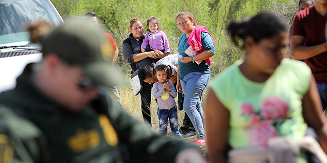 FT_18.0627_UnaccompaniedChildren_feature