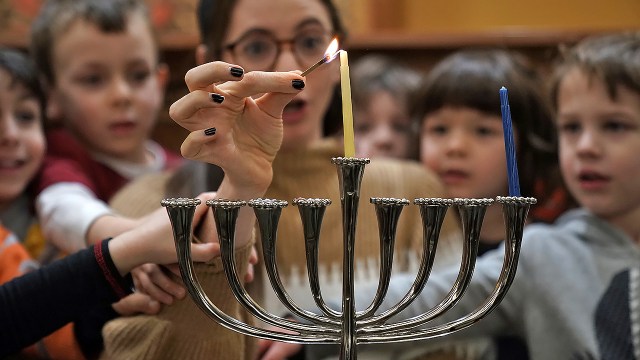 Preschoolers Attend Menorah Lighting At Washington Synagogue Ahead Of Hanukkah