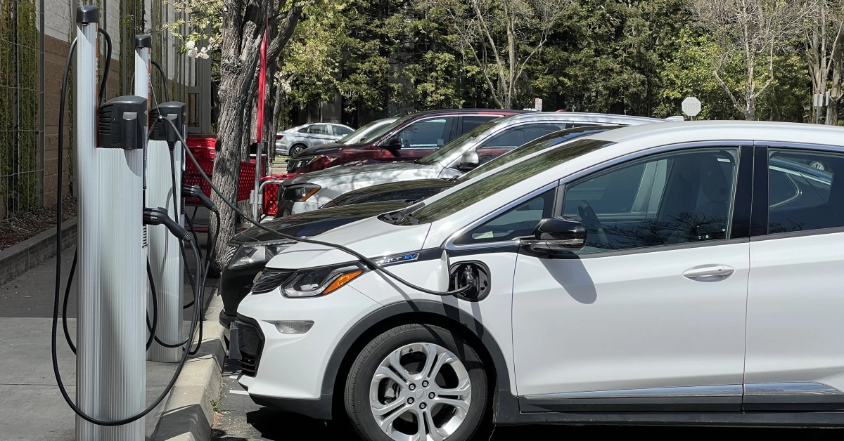 Americans' views of electric cars as gas alternative are mixed | Pew  Research Center