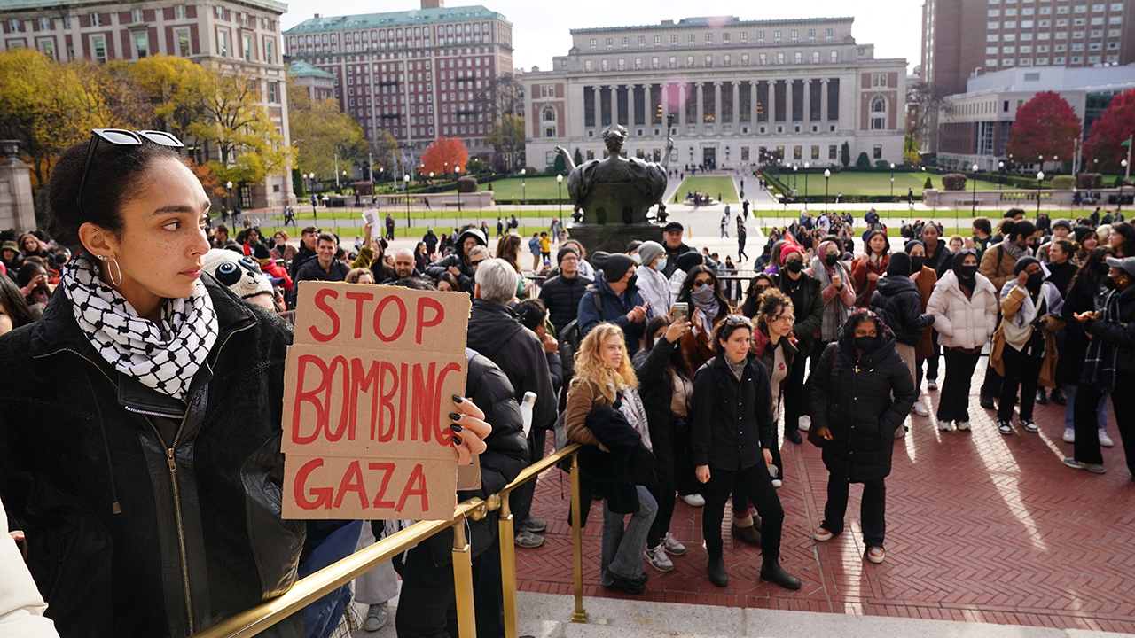 Dalam pandangan perang Israel-Hamas, generasi muda Amerika menonjol | Pew  Research Center