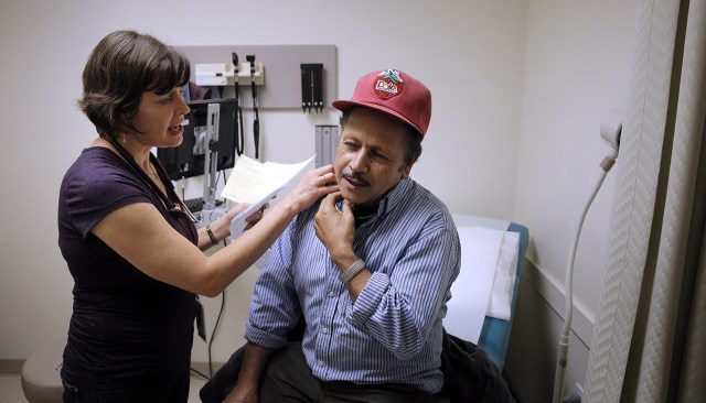 A nurse gives a patient a checkup at an Oakland, California, clinic in 2017. (Carlos Avila Gonzalez/The San Francisco Chronicle via Getty Images)